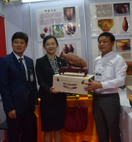 中國(guó)駐泰國(guó)大使館參贊煅煉女士親臨展會(huì)現(xiàn)場(chǎng)，并收藏了劉新安制作的彩陶代表作《小口尖底瓶》